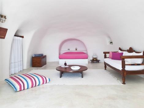 サントリーニ島：ペリヴォラス 客室一例