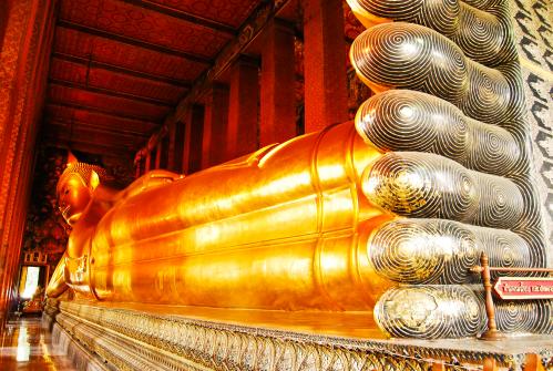 バンコク:ワット・ポーの巨大な涅槃仏像
