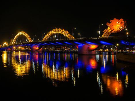 ダナン:ドラゴン橋 夜景