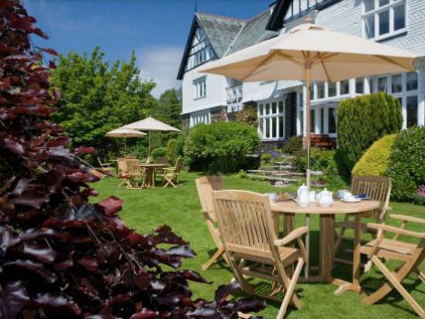 ウィンダミア：リンデス ハウ カントリー ハウス ホテル レストランの裏庭テラス