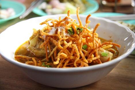 チェンマイ名物のカレーラーメン カオソーイ