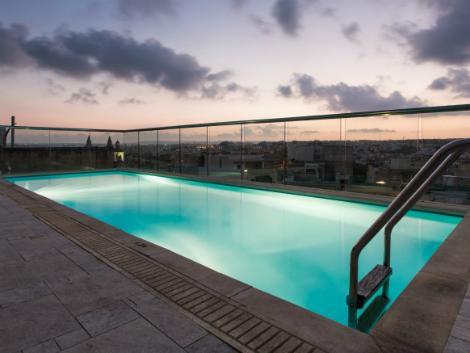 マルタ（スリーマ地区）：ヴィクトリア ホテル プール