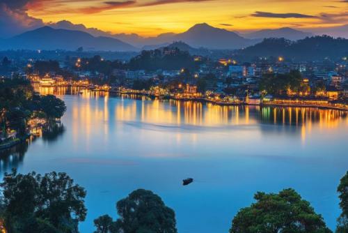 キャンディ湖の夕景