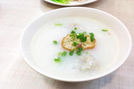 香港:優しい味が人気 お粥