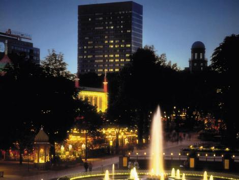 コペンハーゲン：ラディソン ブル ロイヤル チボリ公園から見たホテル