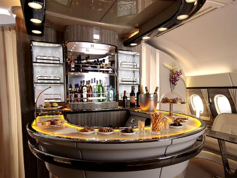 エミレーツ航空：エアバス380 ビジネスクラス 機内ラウンジ