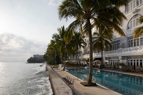 ペナン島：イースタン アンド オリエンタル ホテル プールと外観