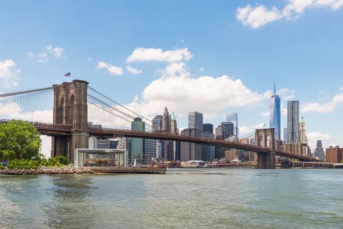 ブルックリン橋越しにみるマンハッタンの景色