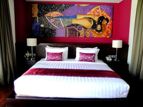 マハギリヴィラスサヌール　1ベッドルーム　芸術作品のあるベッド