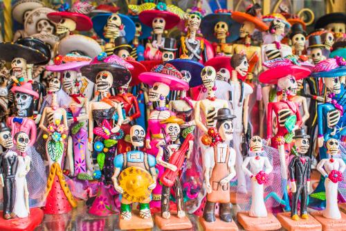 メキシコ中でカラフルな祭壇等により盛り上がるイベント『死者の日』(イメージ)
