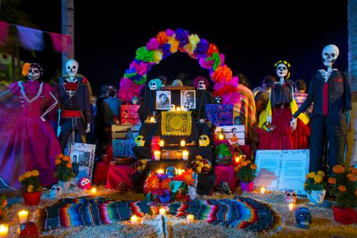 メキシコ中でカラフルな祭壇等により盛り上がるイベント『死者の日』(イメージ)
