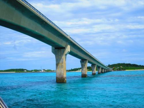 宮古島 綺麗な海に架かる池間大橋は絶景