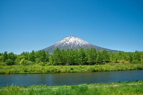 堂々そびえる羊蹄山