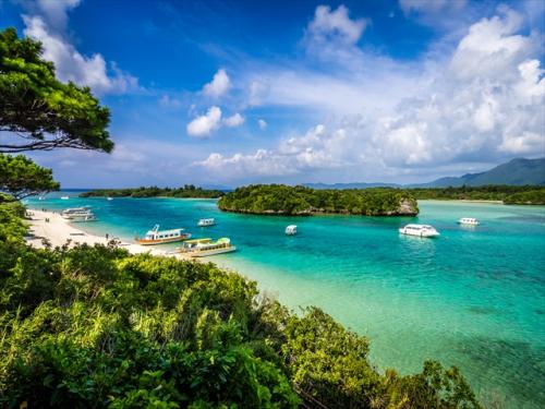 エメラルドグリーンに透き通った海が魅力の川平湾