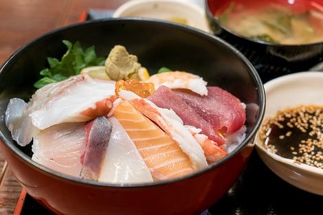 函館:朝市 人気は海鮮丼!