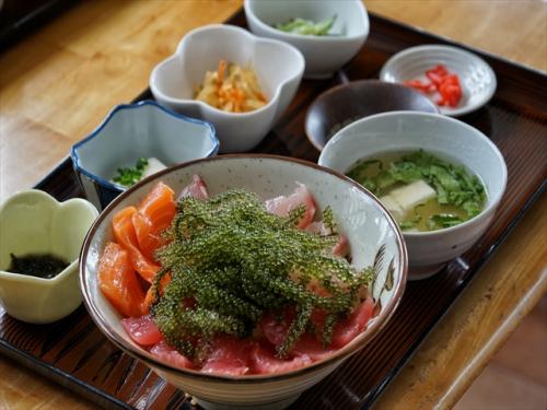 沖縄の新鮮な海ぶどうなどの海鮮は是非食べたいグルメ