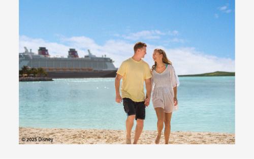 キャスタウェイ・ケイのビーチで楽しむカップル　Ships_ Registry _ The Bahamas