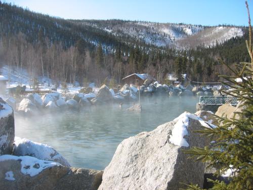 チナ温泉リゾートにある岩風呂(イメージ)