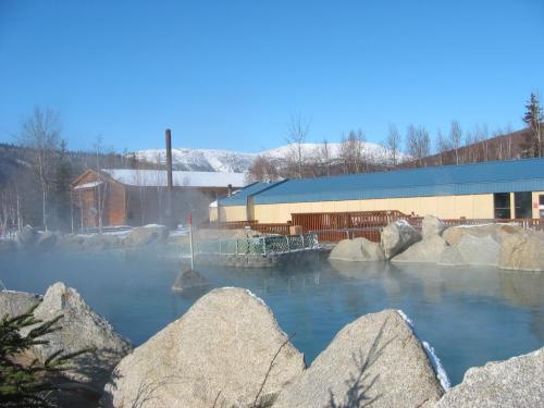 チナ温泉リゾートにある岩風呂（イメージ）