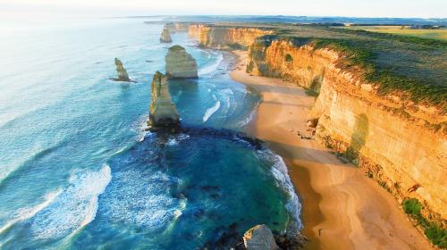オーストラリアのビクトリア海岸に沿った12人の使徒の美しい空撮（イメージ）