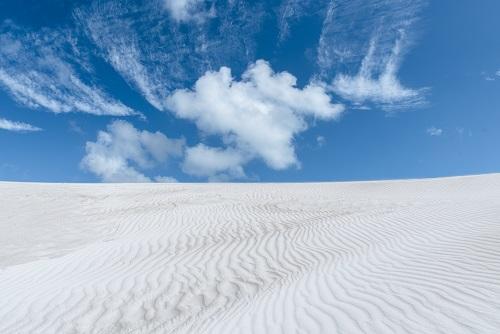 青い空とどこまでも続く白砂が美しいナンバン砂丘