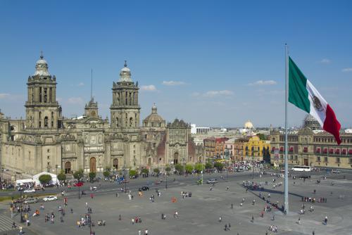 中央に大聖堂と大きな国旗を持つ、メキシコ都市のゾカロ