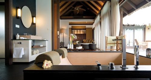 エスケープ水上ヴィラ客室一例_ココ ボドゥヒティ