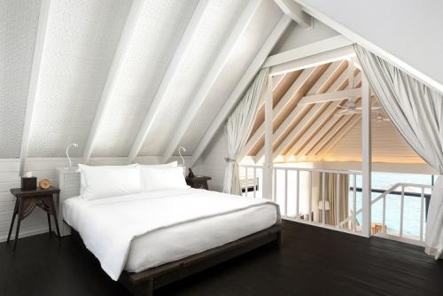 ロフト付きドーニー水上ヴィラ客室一例_コモ ココア アイランド