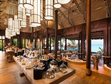 コンラッド ボラボラ ヌイ オープンエアーで心地よい朝食レストラン