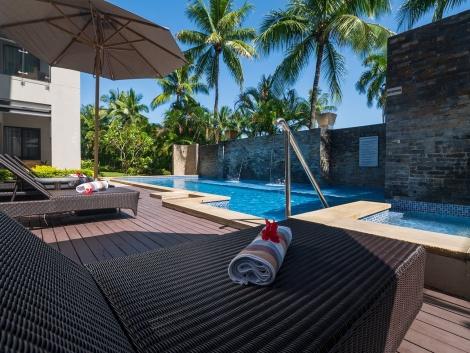 ザ パームス デナラウ フィジー プールサイドでのんびりと