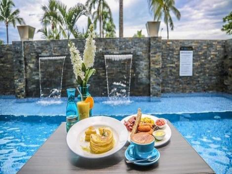 ザ パームス デナラウ フィジー プールサイドにはカフェもございます