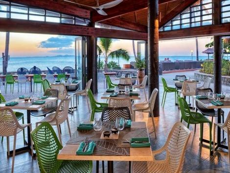 ラディソンブル リゾート フィジー デナラウ アイランド ビーチフロントレストラン