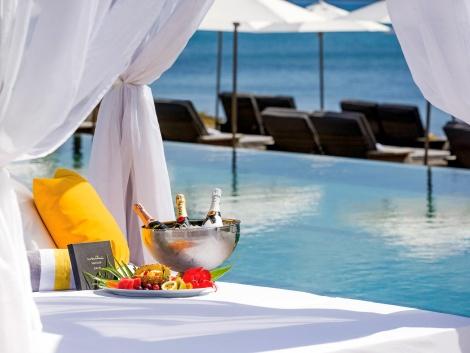 ソフィテル フィジー リゾート＆スパ プールサイドでのんびりと