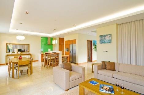 ザ オーシャン ヴィラズ：3ベッドプールヴィラ リビングルーム