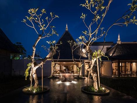 ラマヤナ リゾート＆スパ　ライトアップすると幻想的な雰囲気