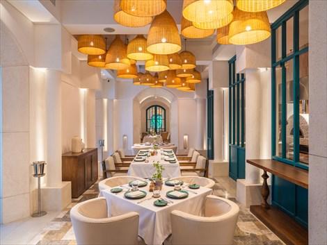 アヤナ セガラバリ お洒落な内装の地中海レストラン「スクーザ」