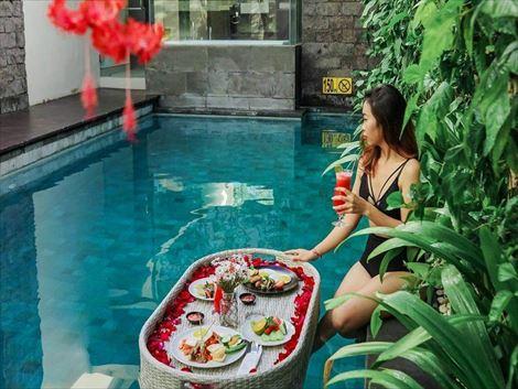 ロイヤル サマジャ ヴィラズ　フローティングブレックファースト