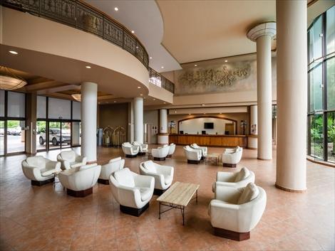 ヌバタホテル　広々とした開放感あるロビー