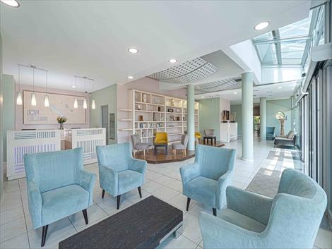 ヒルトンヌメア・ラ・プロムナード 清潔感あるホテルロビー