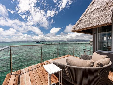 バンガローから直接ビーチにダイブできる人気の水上バンガロー