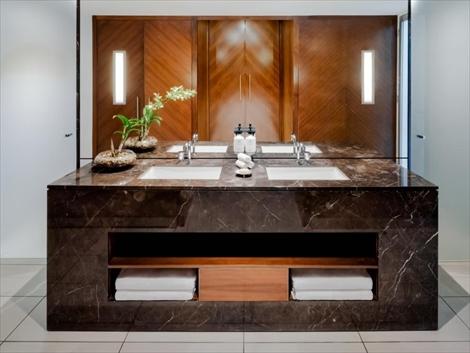 インターコンチネンタル フィジー ゴルフリゾート＆スパ　高級感のあるバスルーム