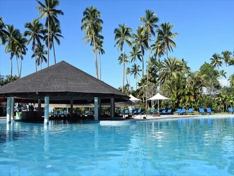 ザ ナビティ リゾート　プールの中央にはバーが併設されている