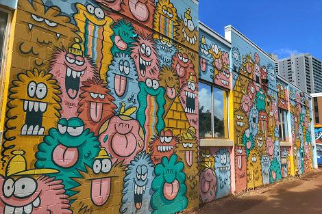 カカアコのウォールアートは外せない！