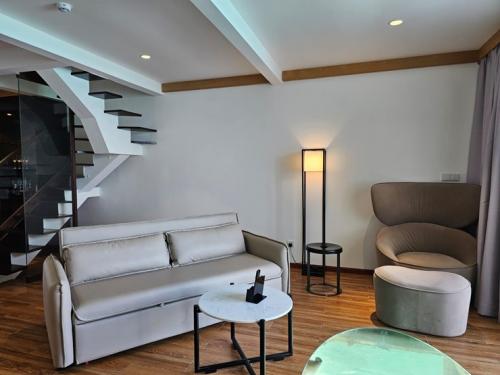 プール付き水上ヴィラ客室一例_ノーイ モルディブ クナーヴァシ