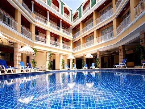 カリムリゾート ホテルの中心に位置するプール