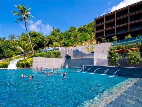 サンスリ プーケット スライダー付きのプール