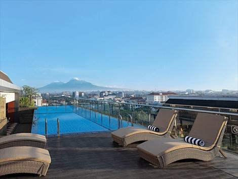 ロイヤル マリオボロ　プールから一望できる景色