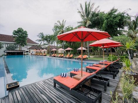 オンバック サンセット　ジャグジー付きのメインプール