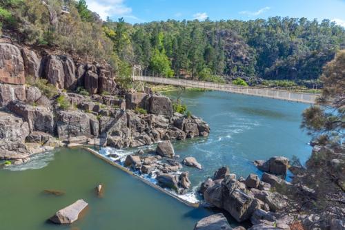 市内から車で数分の場所にあるカタラクト渓谷