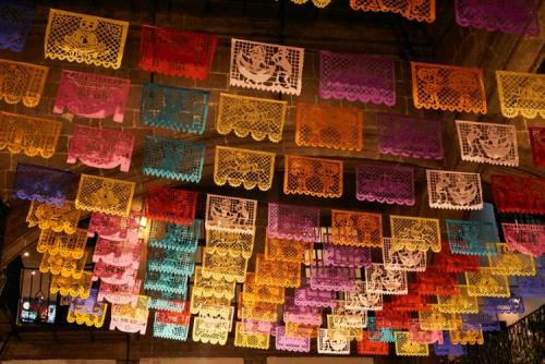 メキシコの伝統的な切り絵細工「パペルピカド」が町中に彩られます（イメージ）